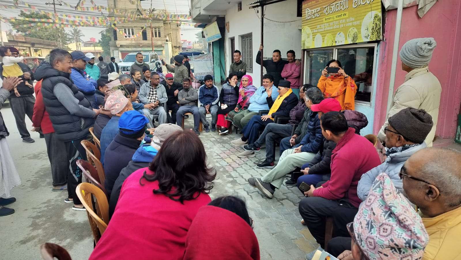 मेयरलाई सँगै लिएर समस्या र सुझाव सुन्न जनताको घरदैलोमा पुग्दै डा. शेखर कोइराला