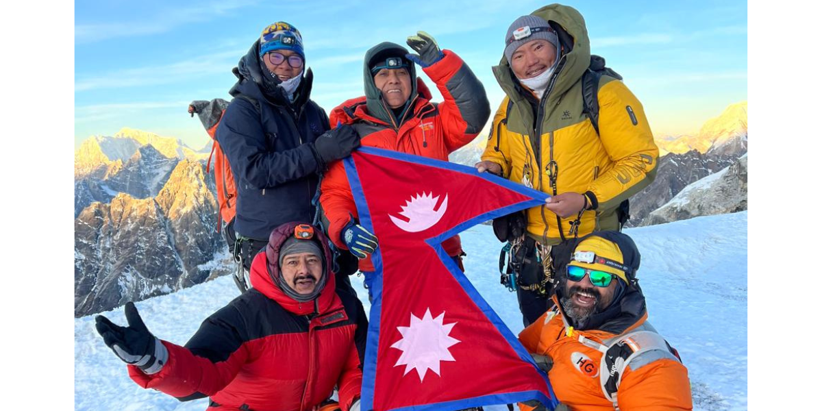 कांग्रेस महामन्त्री शर्मासहित पाँच युवाद्वारा लोबुचे हिमाल आरोहण