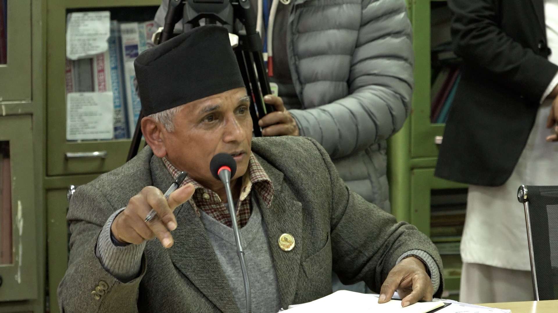 ‘मुख्य सचिव भइसकेकाहरुले दलको झोला बोक्ने हो ?’