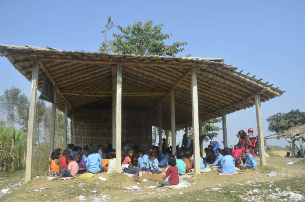 चिसोमा पनि बोरा बिछ्याएरै पढाई, ७ वर्षदेखि शिक्षक तलवविहीन