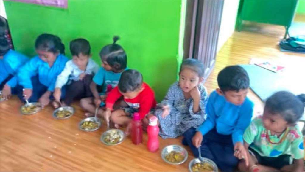 इटहरीका सामुदायिक विद्यालयमा मेगा किचनको खाजा !