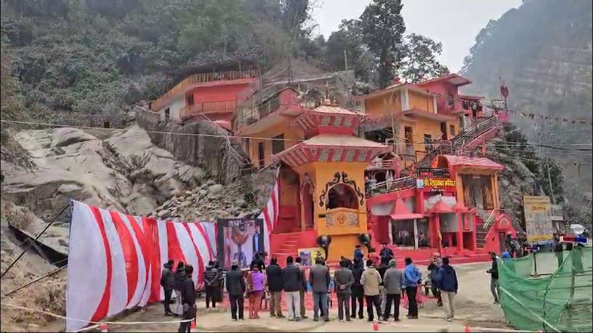 सिद्धबाबा सुरुङ मार्गको मुख्य सुरुङको ‘ब्रेक थ्रु’, प्रधानमन्त्रीले बाँडे खुसी