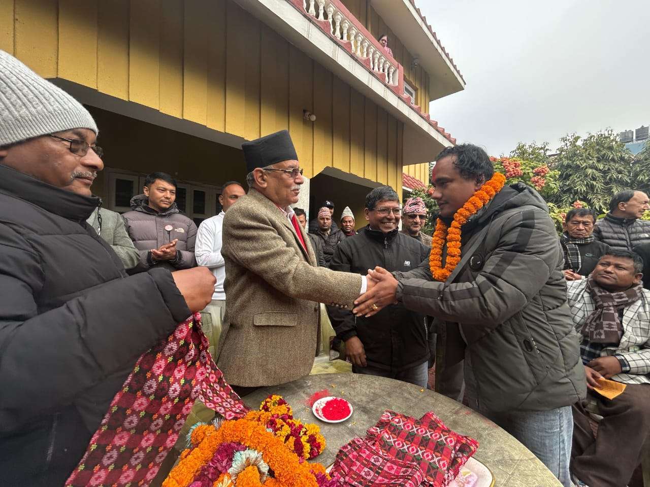 पार्टी प्रवेश गर्नेहरूलाई अध्यक्ष प्रचण्डद्वारा स्वागत