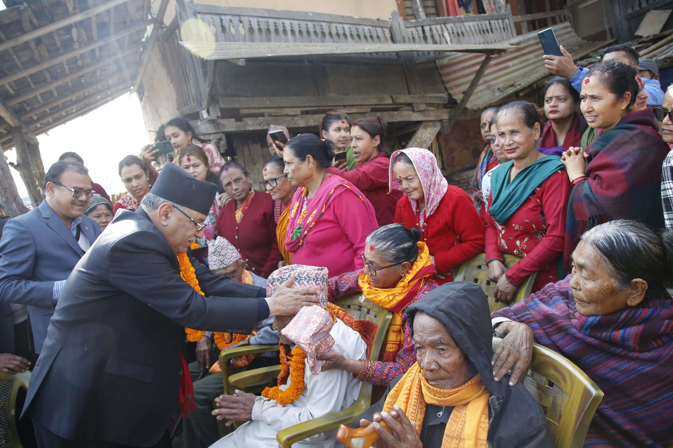 ज्येष्ठ नागरिकलाई अध्यक्ष प्रचण्डको सम्मान