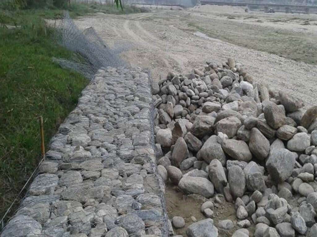 नदीले कटान गरेका स्थानमा तटबन्धन निर्माण