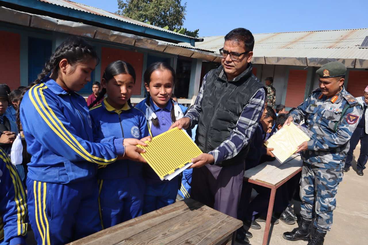 दृष्टिविहीन विद्यार्थीलाई ब्रेल लिपिका अध्ययन सामाग्री