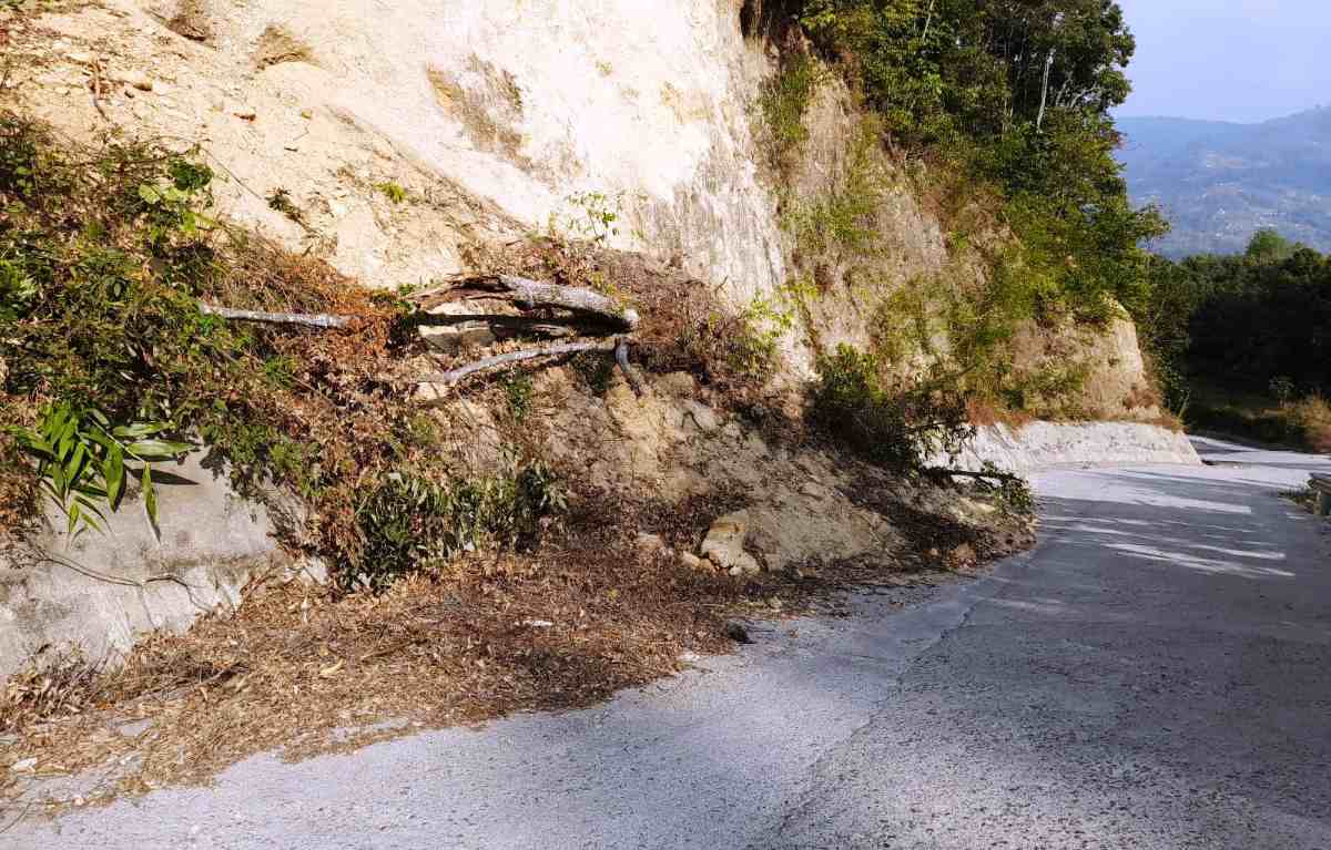 सडकमा झरेको पहिरो नपन्छाउँदा बढ्यो दुर्घटनाको जोखिम