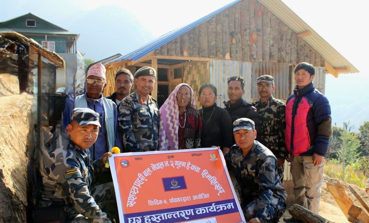 पाँचथरमा पहिरो पीडितलाई सशस्त्र प्रहरीले बनाइदियो घर
