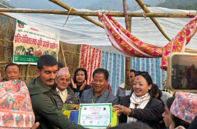 माईबेनी मेलाको अवसरमा गरिएको कृषि प्रदर्शनीमा उत्कृष्ट किसान पुरस्कृत