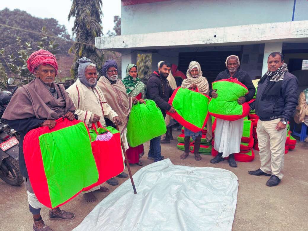 सिरहामा ज्येष्ठ नागरिकहरूलाई फाइबर सिरक वितरण