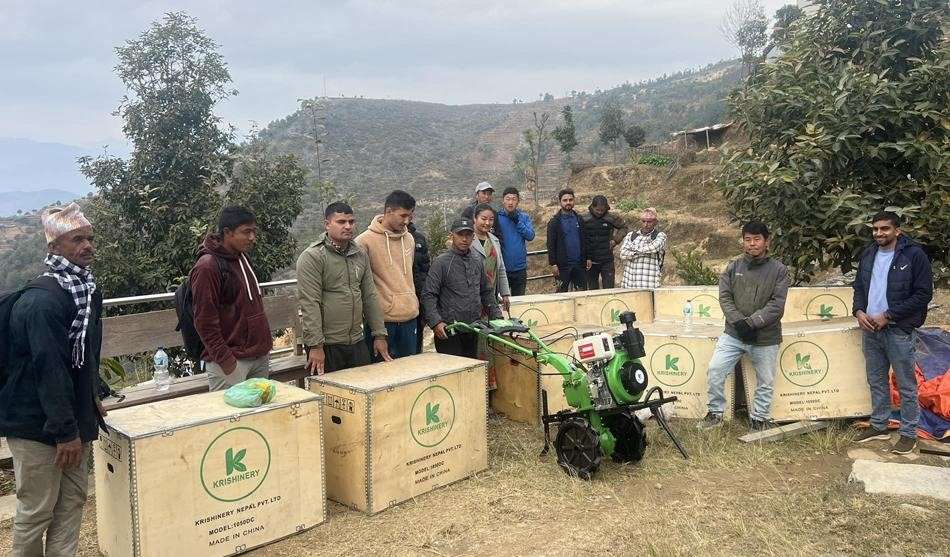 हलेसी तुवाचुङका कृषक समूहलाई अनुदानमा हातेट्रयाक्टर