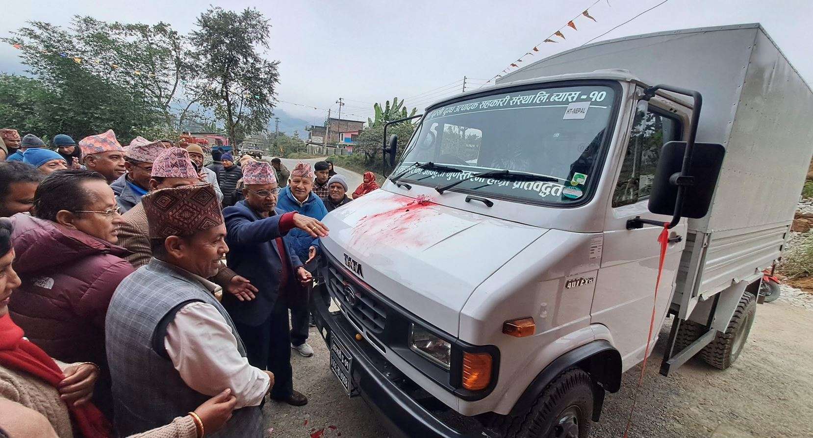 अनुदान नपाएपछि दूध बेच्न किसान आफैंले किने ‘ट्रक’