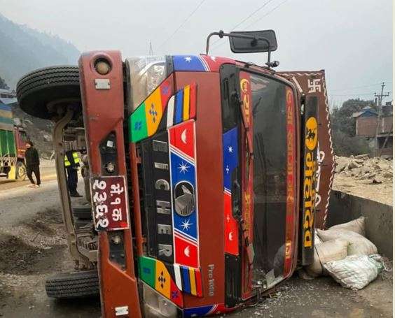 मिनीट्रक दुर्घटना हुँदा १९ वटा खसीबोका मरे