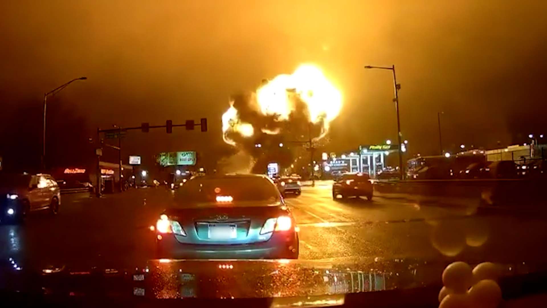 अमेरिकाको व्यस्त सहरमा विमान दुर्घटना, यात्रुहरु जीवित पाउन मुस्किल