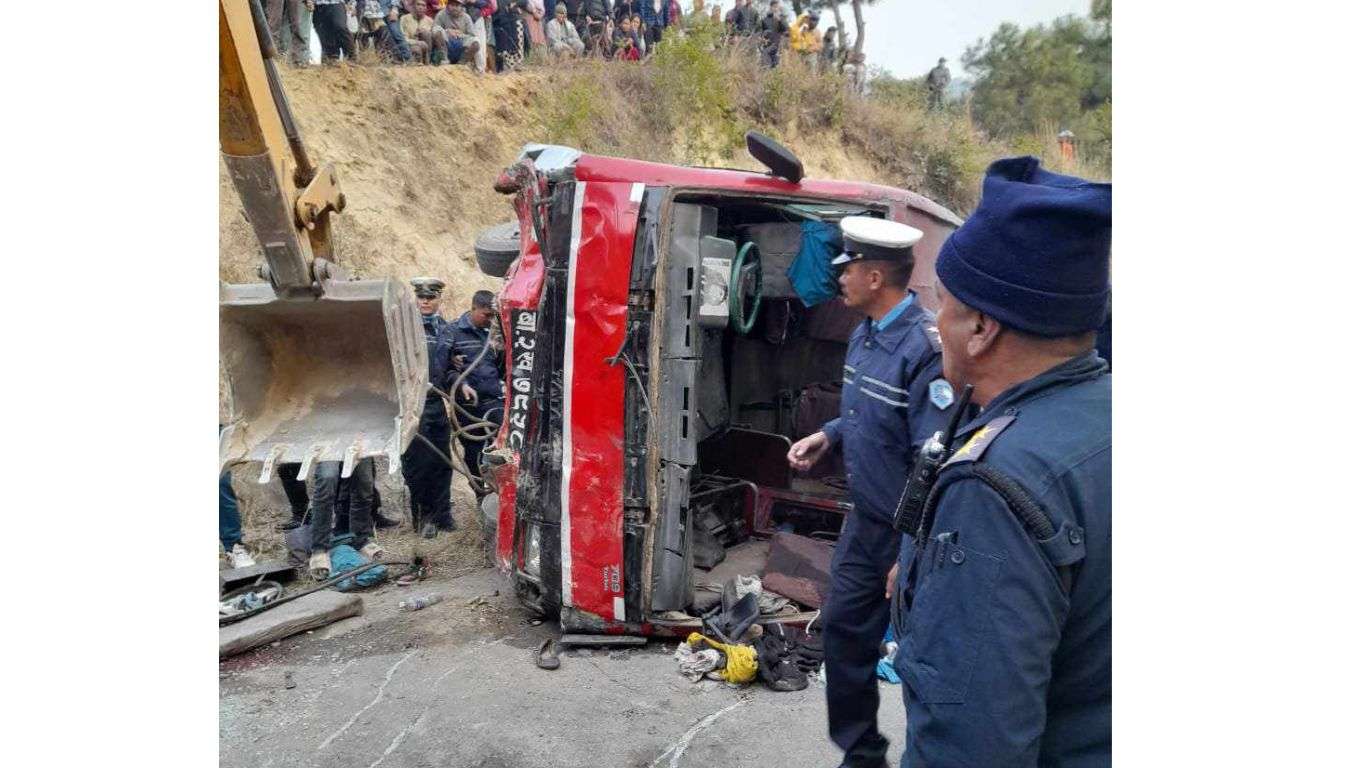 स्कुल बस दुर्घटना हुँदा तीन जनाको मृत्यु, ४० घाइते