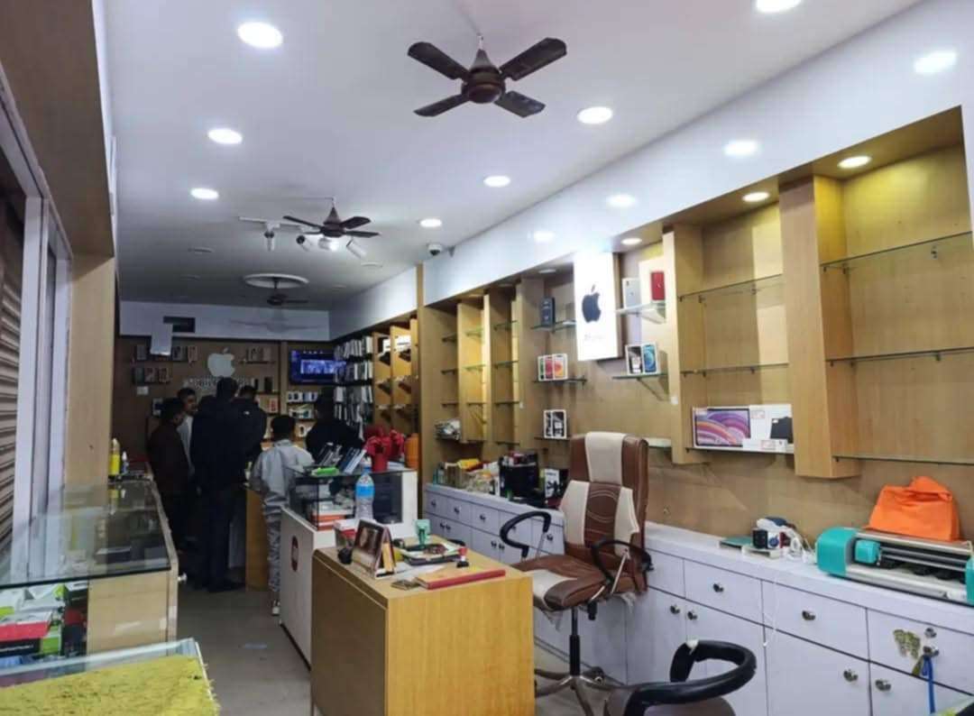 उर्लाबारीमा पसल फोडेर ३ करोड भन्दा बढीको मोबाइल चोरी