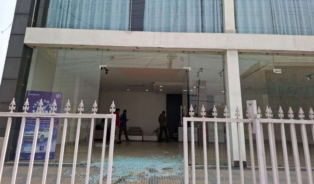 विराटनगरमा सोरुम फुटाएर चोरी गरिएको कार भेटियो, १ जना पक्राउ