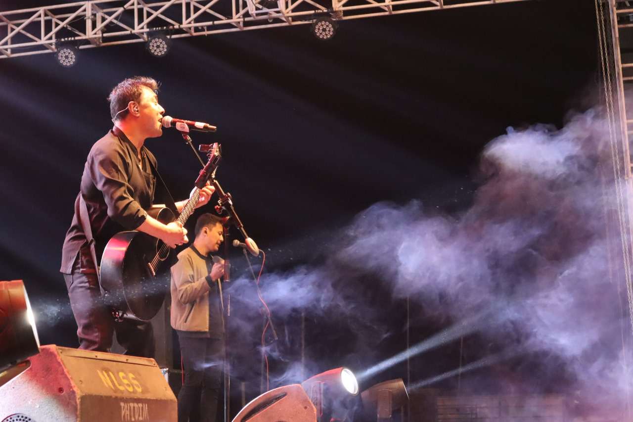 ‘भ्यालेन्टाइनको रात’ फिदिममा रिदम ब्याण्ड सगैँ गुञ्जिए दीपक बज्राचार्य