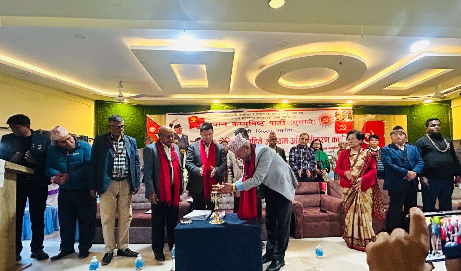 जरा केन्द्रीत अभियानमा खट्ने अभियन्ताहरुलाई अभिमुखिकरण गर्दै एमाले