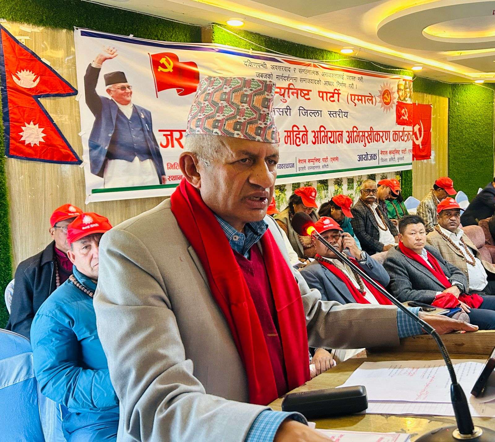 इटहरी आएर एमाले नेता प्रदीप ज्ञवालीले भने - 'प्रचण्डले दाउपेच सुरु गरेपछि हस्तक्षेप गर्नुपर्‍यो'