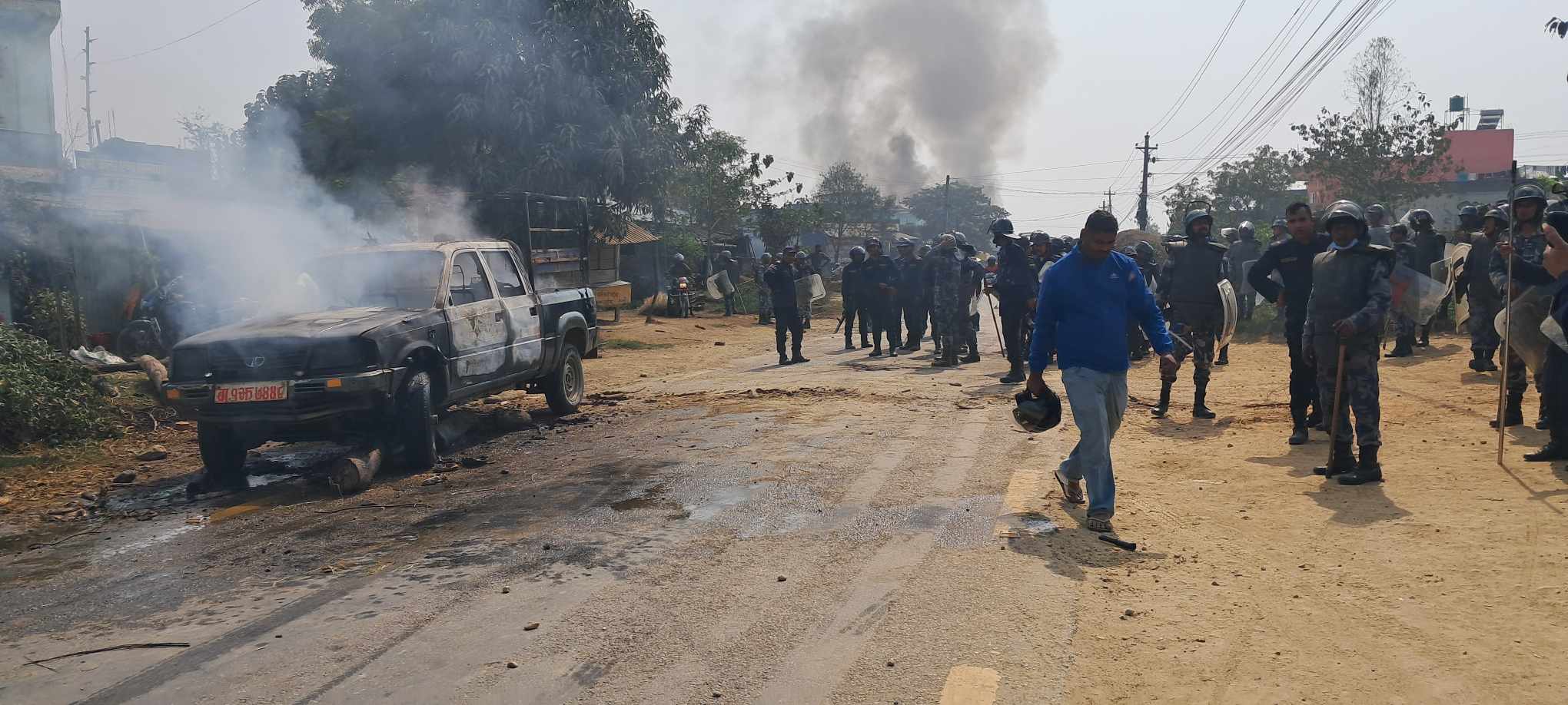 पश्चिम नवलपरासीमा प्रेम विवाहको विषयलाई लिएर झडप, २० जना घाइते, प्रहरीको गाडी जलाइयो