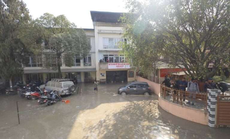 मेलम्चीको पाइप फुटेर बबरमहल क्षेत्रमा बाढी, सरकारी कार्यालयमा डुबान