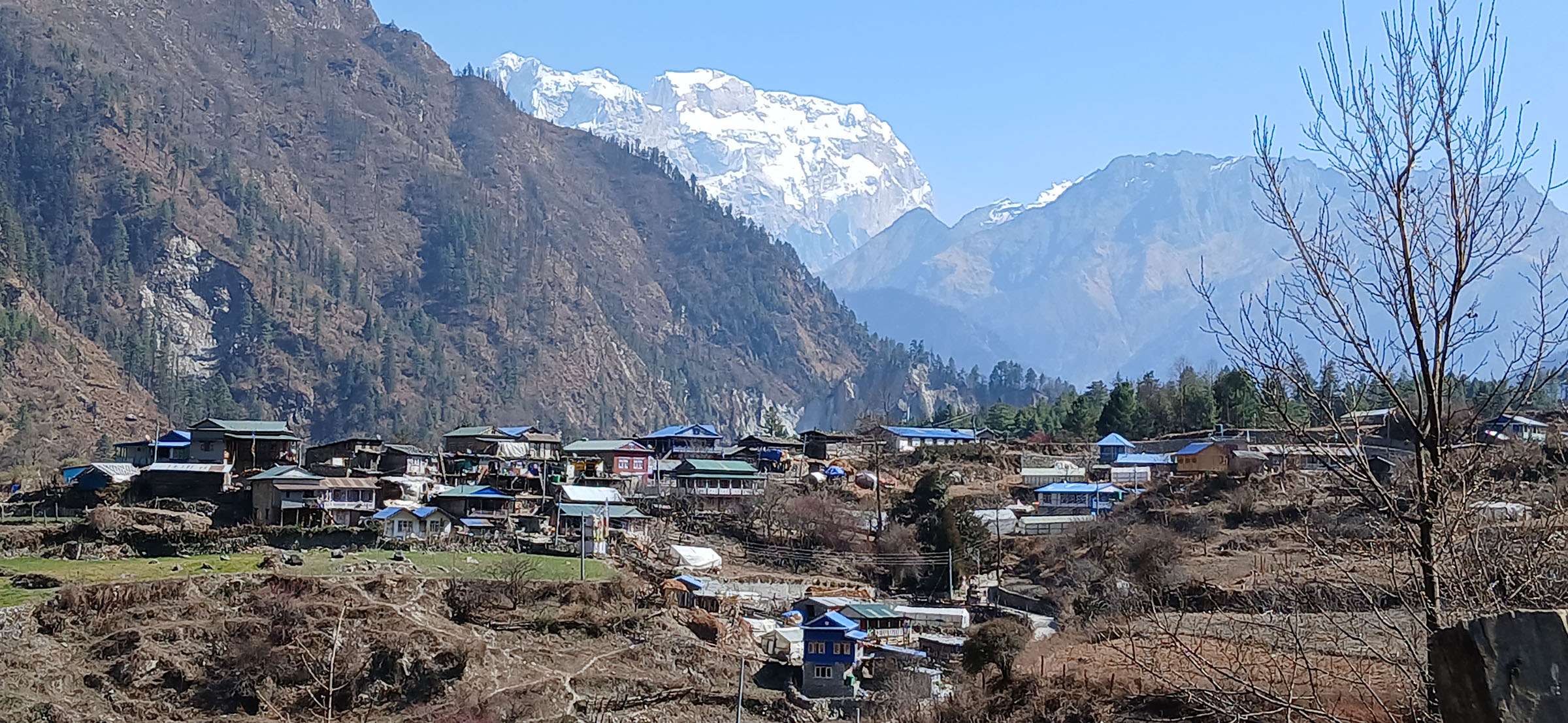 मनाङ गाउँकाे पृष्ठभूमिमा देखिएकाे मनास्लु हिमालकाे दृश्य