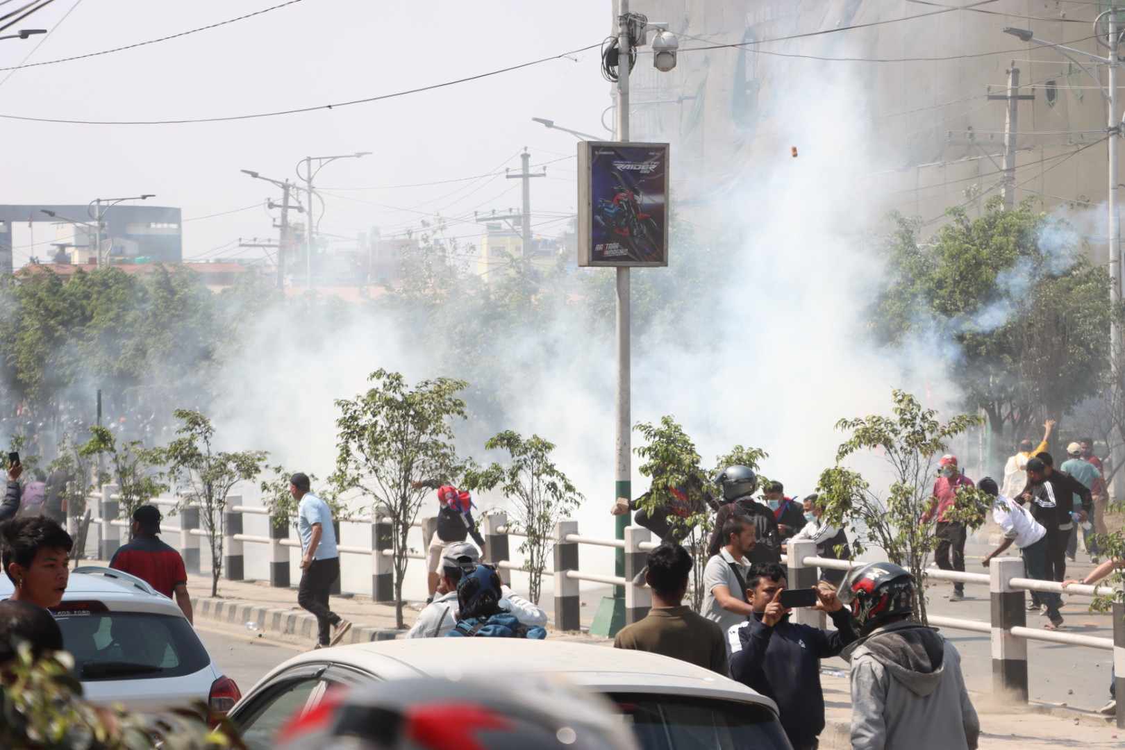 तीनकुनेमा तितरबितर, दुर्गा प्रसाई मञ्चमा आएर सम्हाल्न खोजे