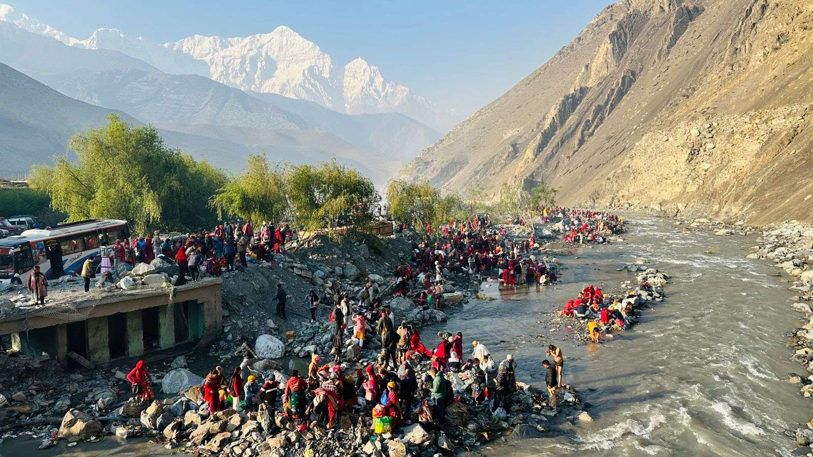 लाखौंले स्नान गर्ने मुस्ताङको कागबेनी स्नानस्थल जोखिमपूर्ण, तीनै तहको सरकार मुकदर्शक