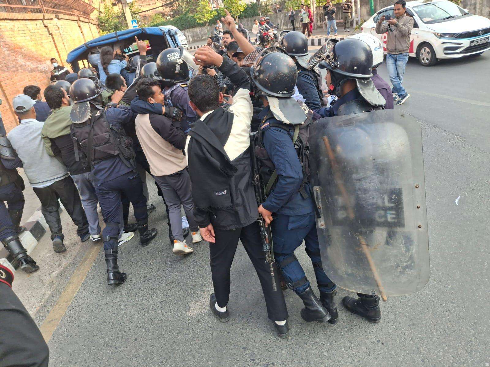 कुलमानको समर्थनमा सिंहदरबार अगाडि प्रदर्शन गर्ने १२ जना पक्राउ