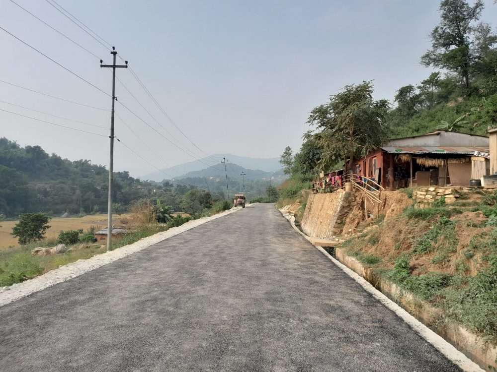 आधा अर्ब अधिक खर्चेर ग्रामीण सडक कालोपत्र गरिँदै