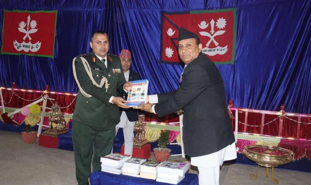 सेनाका सेवानिवृत्त ब्रिगेडियर जनरल खत्रीद्वारा पुस्तक उपहार