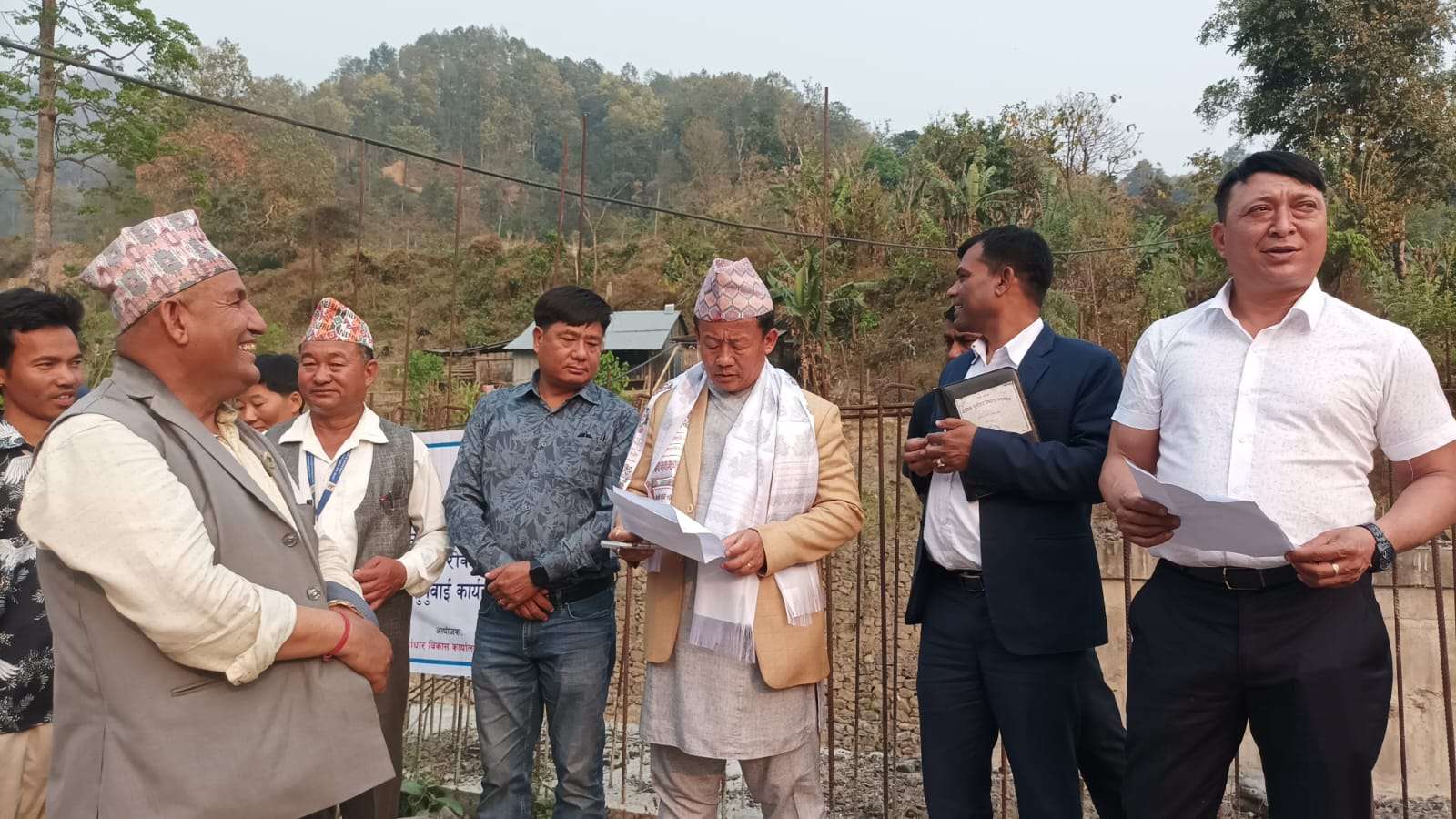 एक वर्षमा सक्ने सम्झौता गरिएको लेदुवा खोलाको पुल ४ वर्षदेखि अलपत्र, मन्त्री राईद्वारा अनुगमन