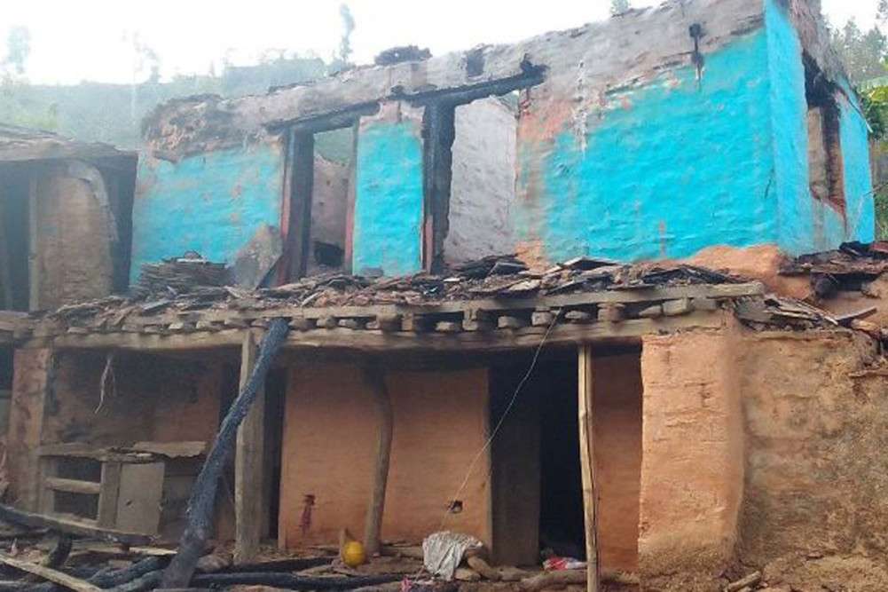 सल्यानमा बिजुली सर्ट भएर आगलागी हुँदा घर जलेर नष्ट