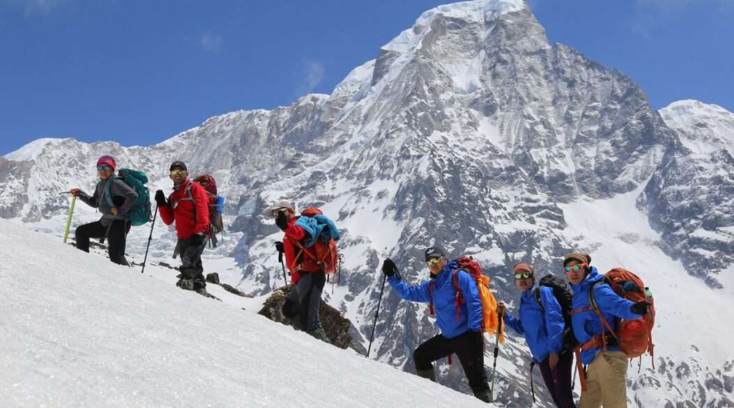 पदयात्रीको उपचार गर्न चिकित्सकको टोली हिमालमा