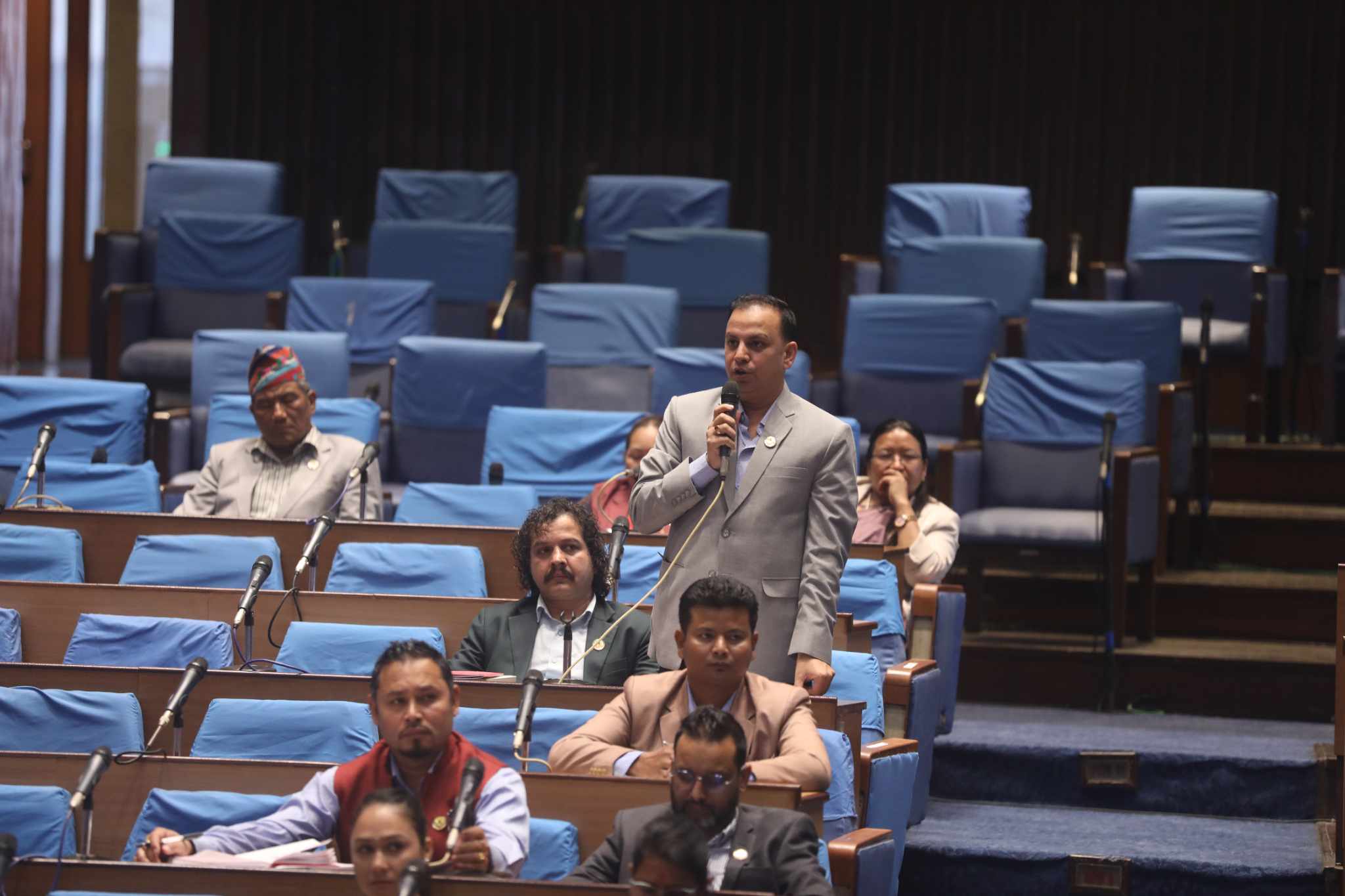 संसदमा सांसदहरूले भने, 'सिन्धुपाल्चोकमा समातिएको भेप भाटभटेनी साहुको'