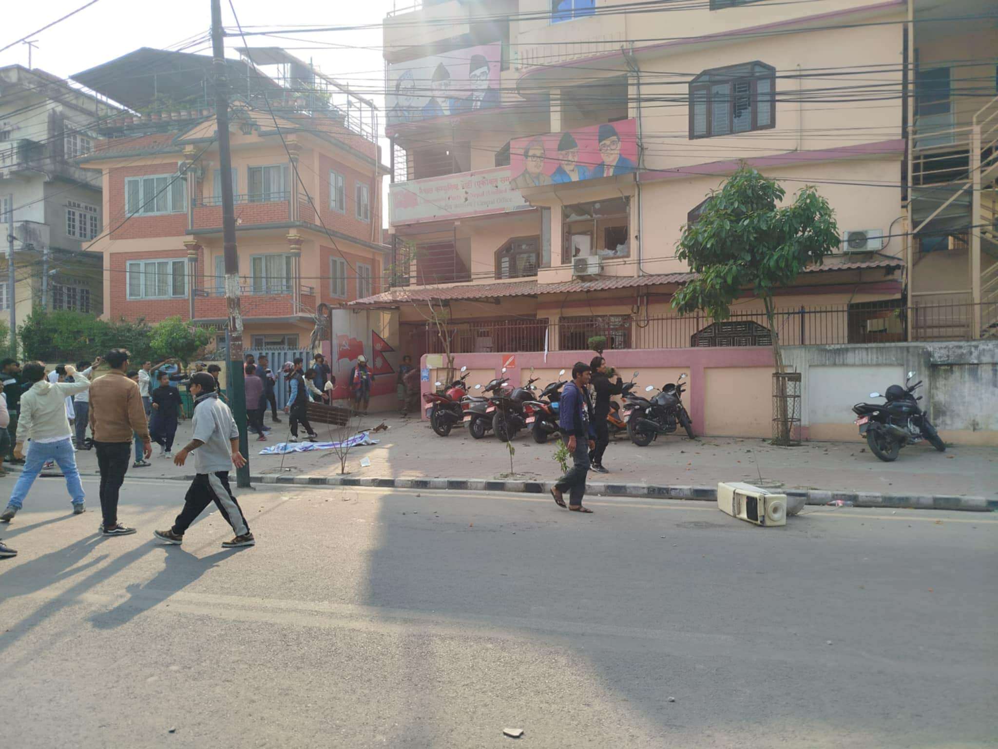 माधव नेपालको घरमा राजवादीले गरे ढुङ्गामुढा