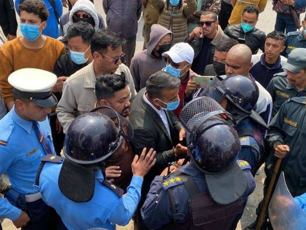 पोखरामा नगर प्रहरी र कोटिहोम आयोजकबीच झडप, केही प्रदर्शनकारी र नगर प्रहरी घाइते