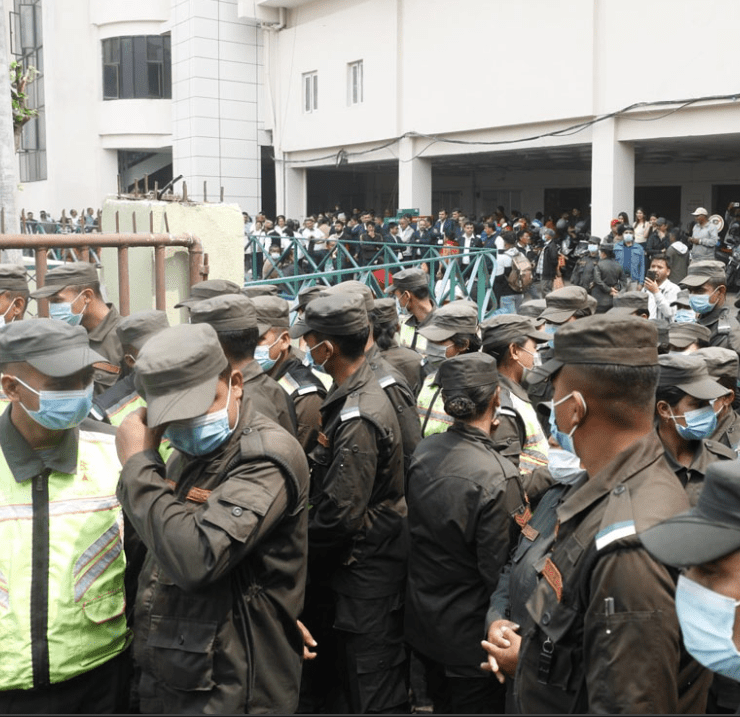 भ्रष्टाचारको आरोप लागेका गुरागाईँ सुरक्षा घेरा तोडेर कार्यालय प्रवेश