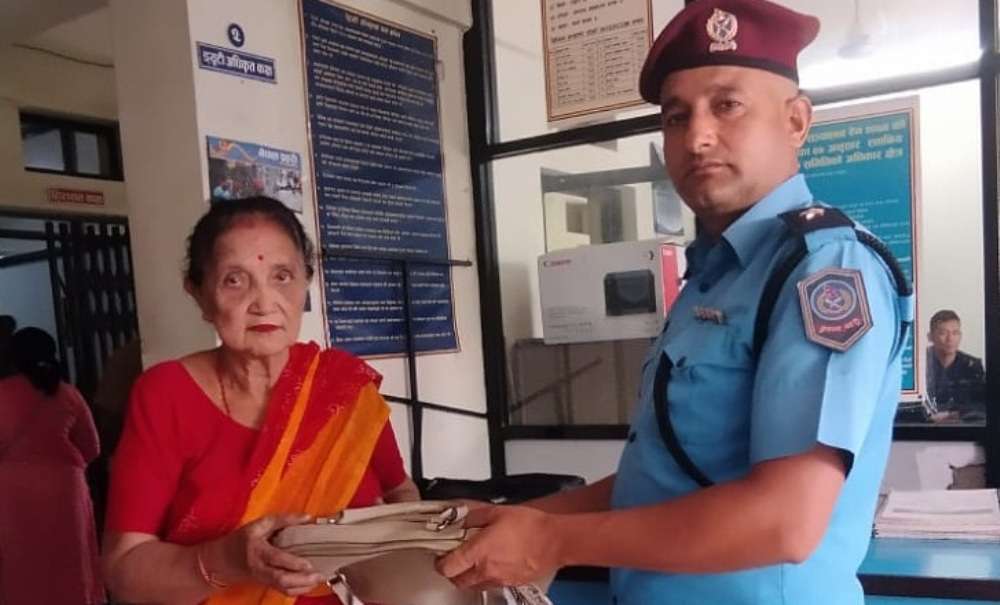 सीटीमा छुट्यो नगद र मोबाइल, फेला पारेर धनीलाई बुझाइयो