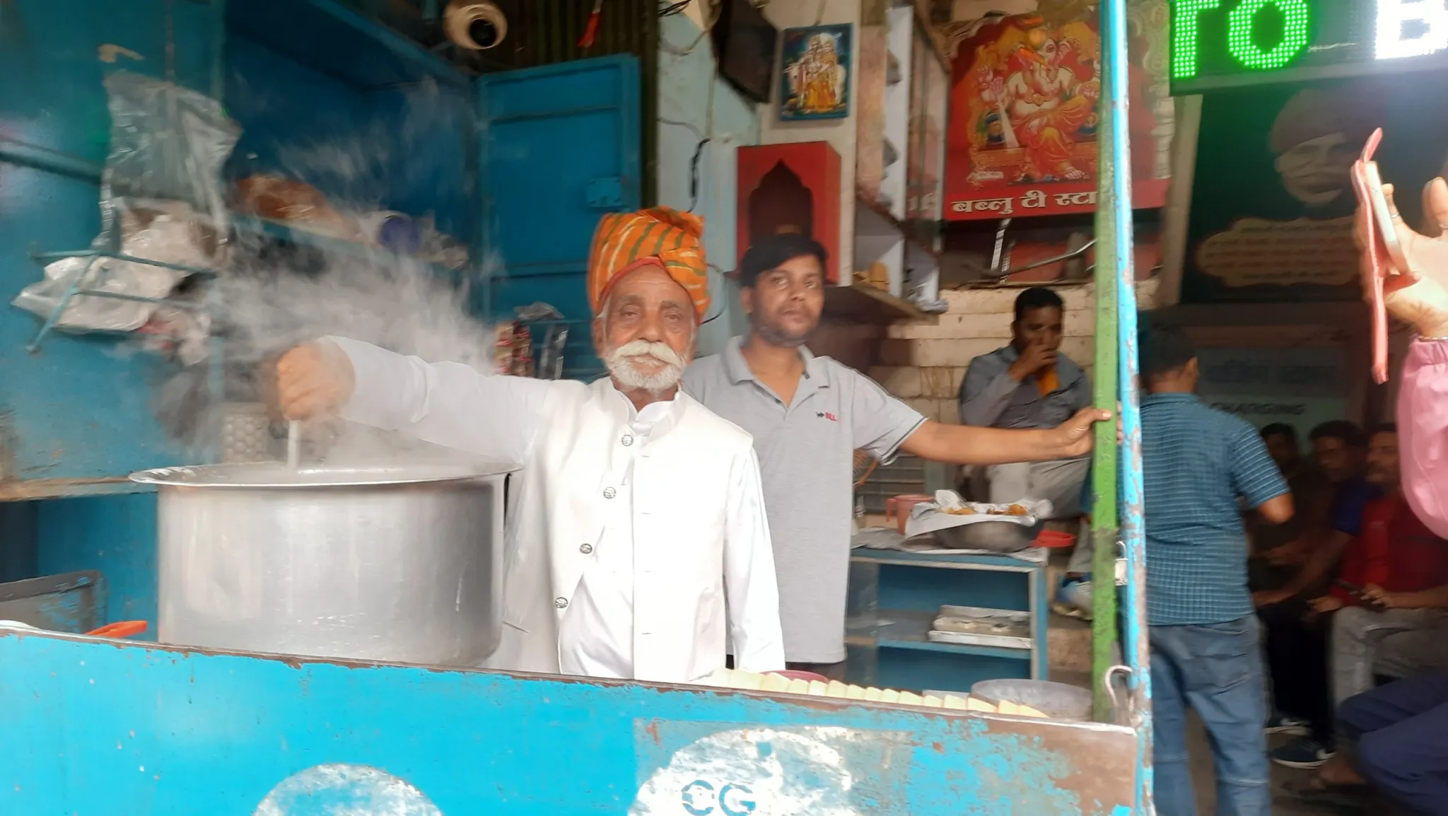 ‘बब्लु टी स्टाल’-जहाँको चिया चुस्की लिन मरिहत्ते गर्छन् पारखीहरु !